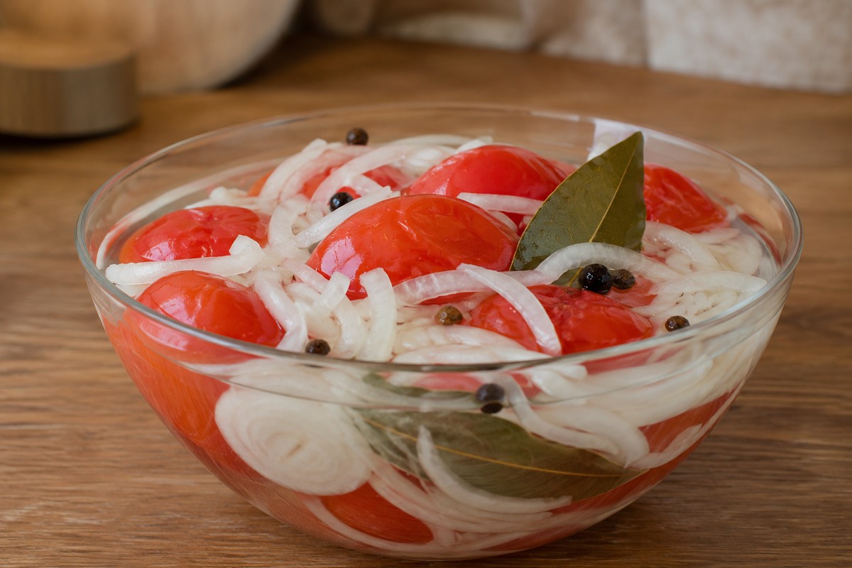 Помидоры, маринованные с луком на зиму