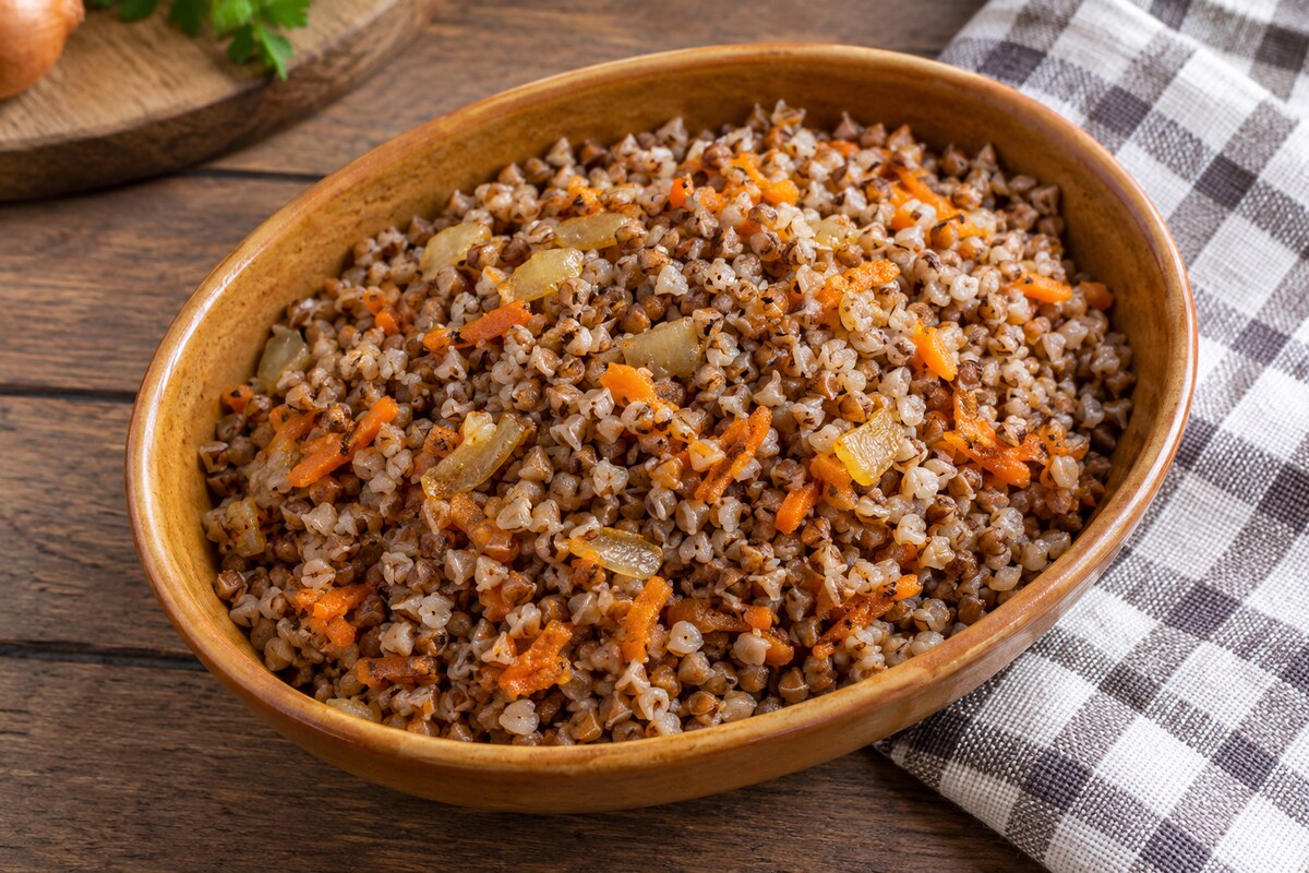 Рассыпчатая гречка с луком и морковью