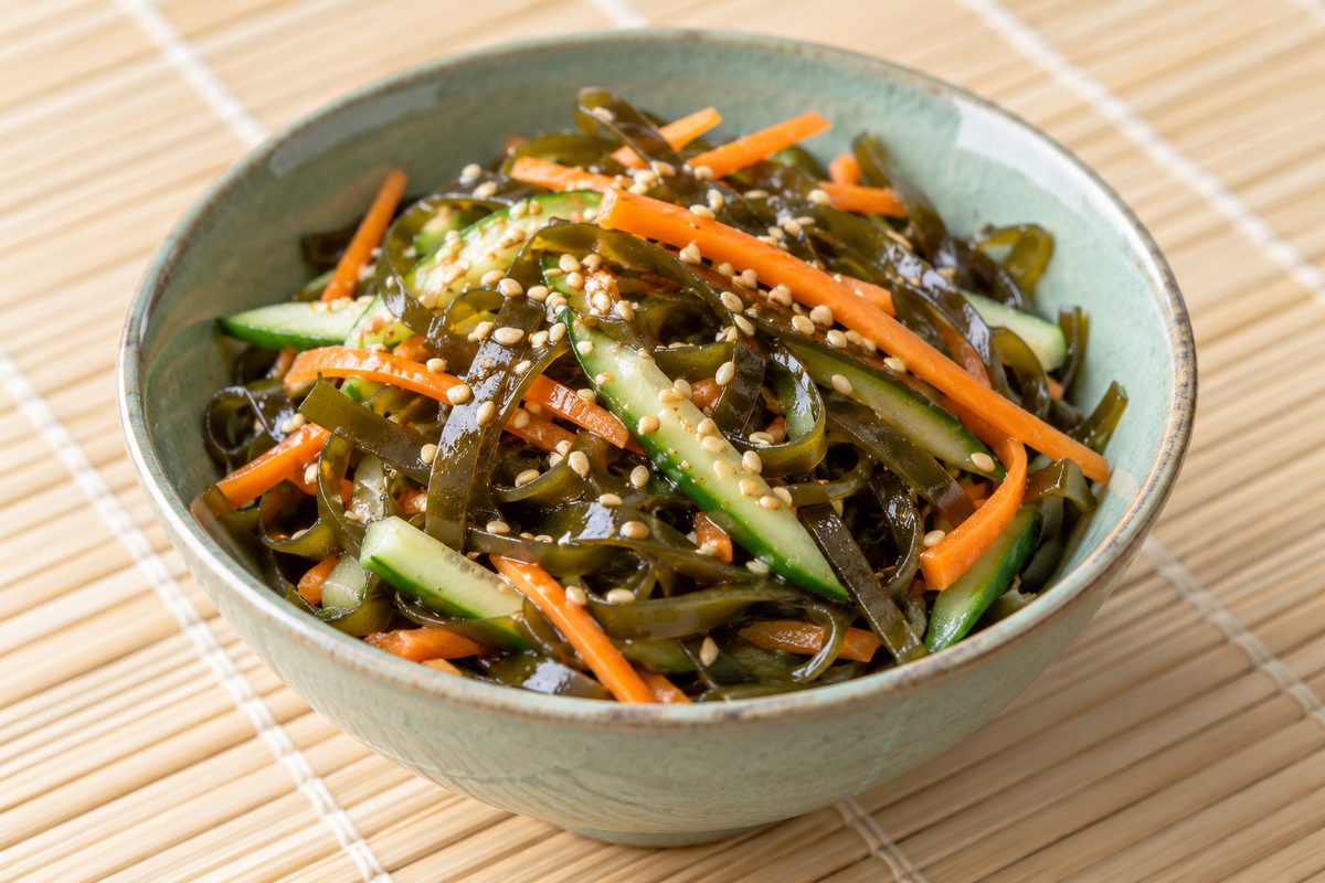 Салат из морской капусты с кунжутом и морковью