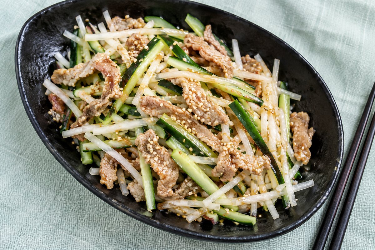 Салат со свининой, дайконом и кунжутом