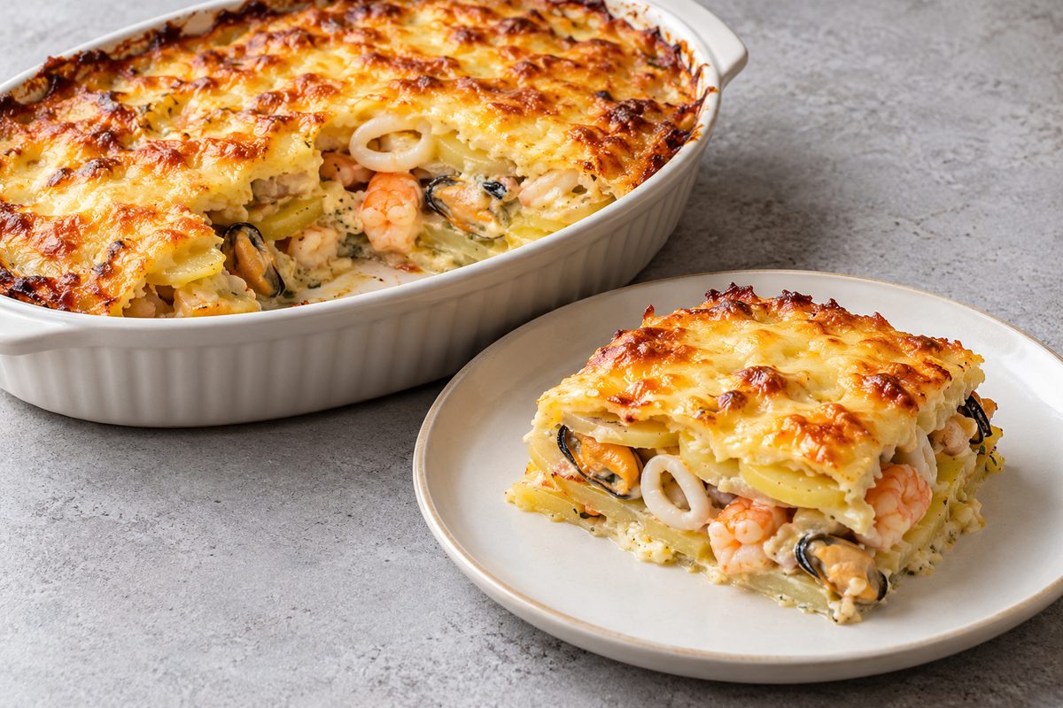 Запеканка с морским коктейлем и картофелем